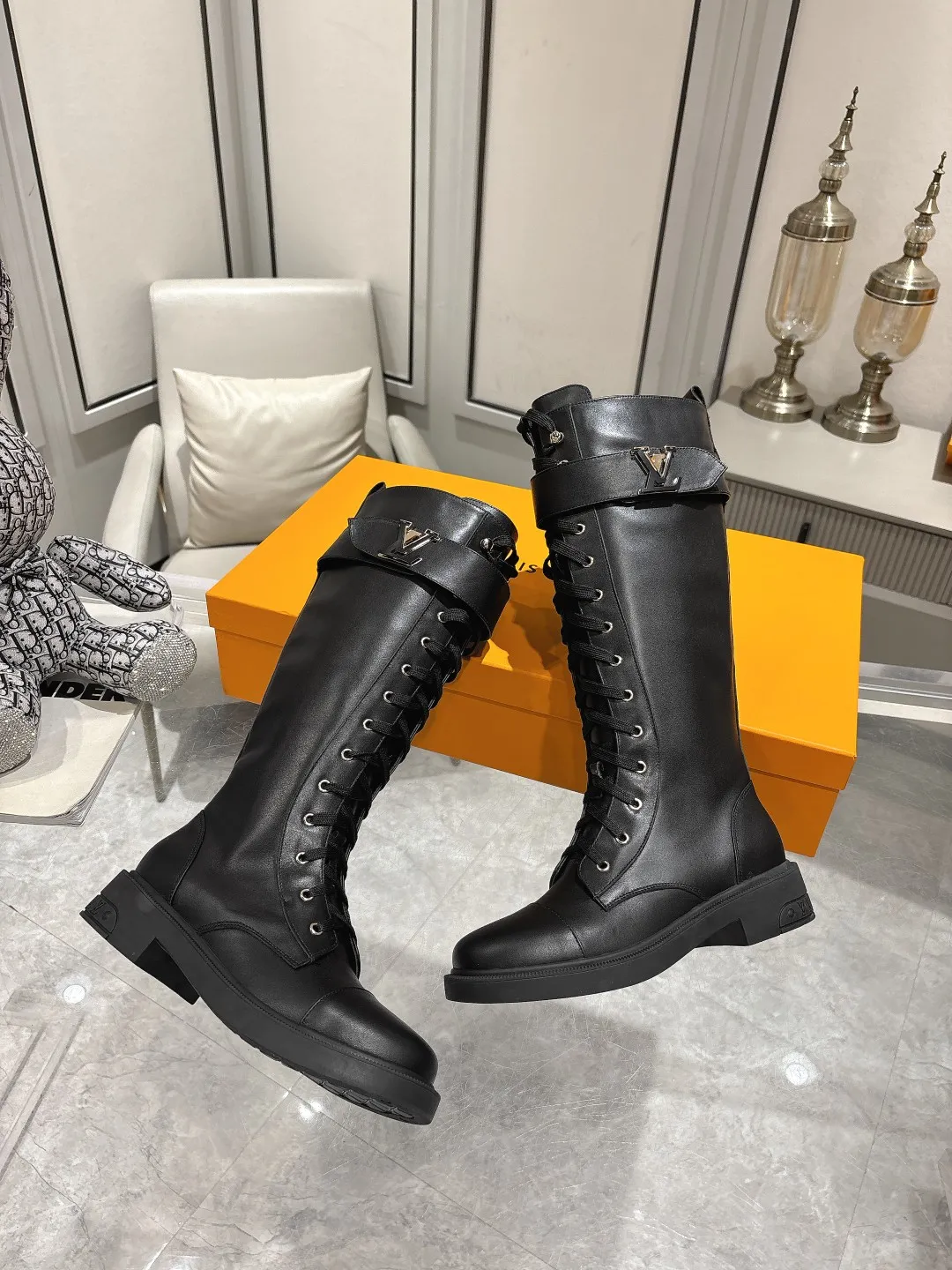 👟👟Ex-factory price 720👟👟 Louis Vuitton Louis Vuitton 2024 autumn and winter high-end customization, catwalk style of major celebrity Internet celebrities, century-old classic, exquisite craftsmanship, comfortable on the feet, side zipper design for easy putting on and taking off. This Citizen flat boots are made of smooth cow leather to demonstrate military style, and the adjustable strap embellished with the LV Capucines logo pays tribute to the Capucines handbag. The LV monogram embossed on the heel subtly echoes the Lozine trim of Louis Vuitton’s traditional trunks. Fabric: Full-grain cowhide Lining: Cowhide Buckle: Original molded outsole Original molded Color: Black Brown Code number 36 to 40 (41 to 42 can be customized and non-refundable) Bosses are welcome to make orders